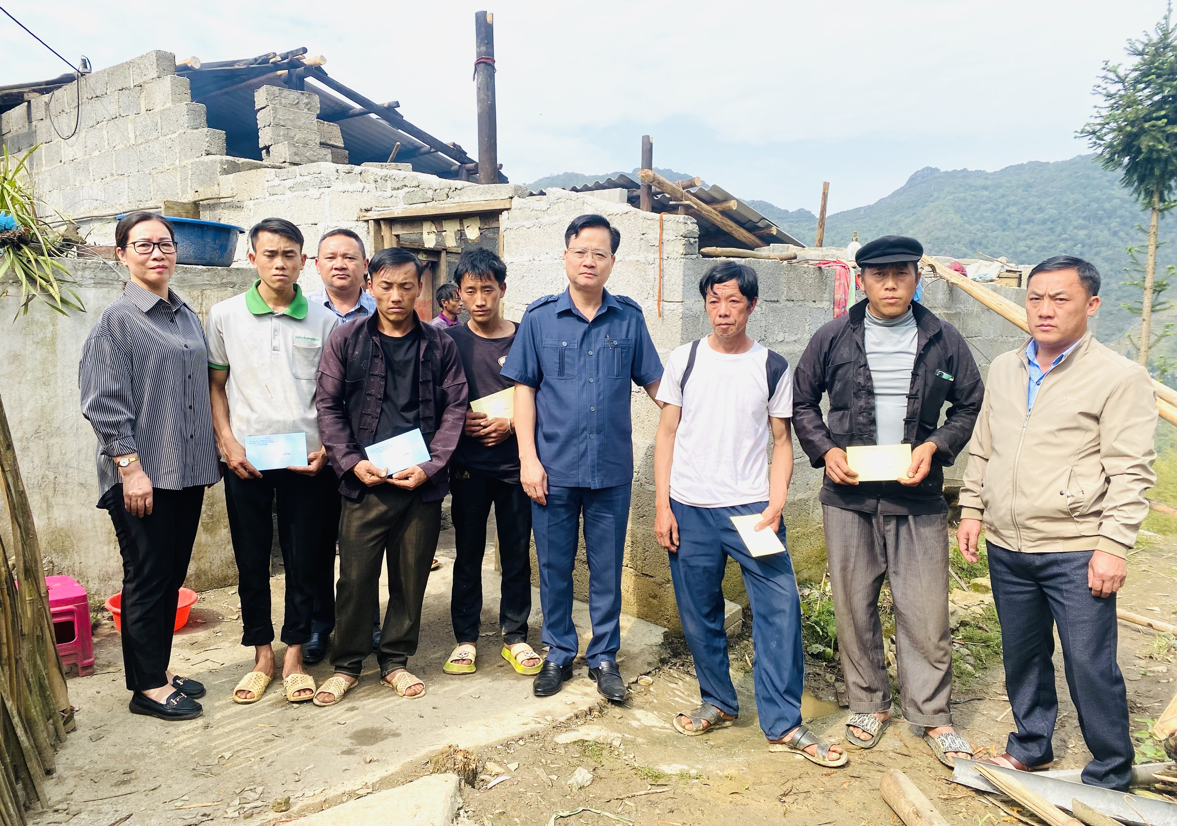 Chủ nhiệm UBKT Tỉnh uỷ Trần Quang Minh thăm, tặng quà hỗ trợ các gia đình bị thiệt hai do mữa bão tại huyện Đồng Văn