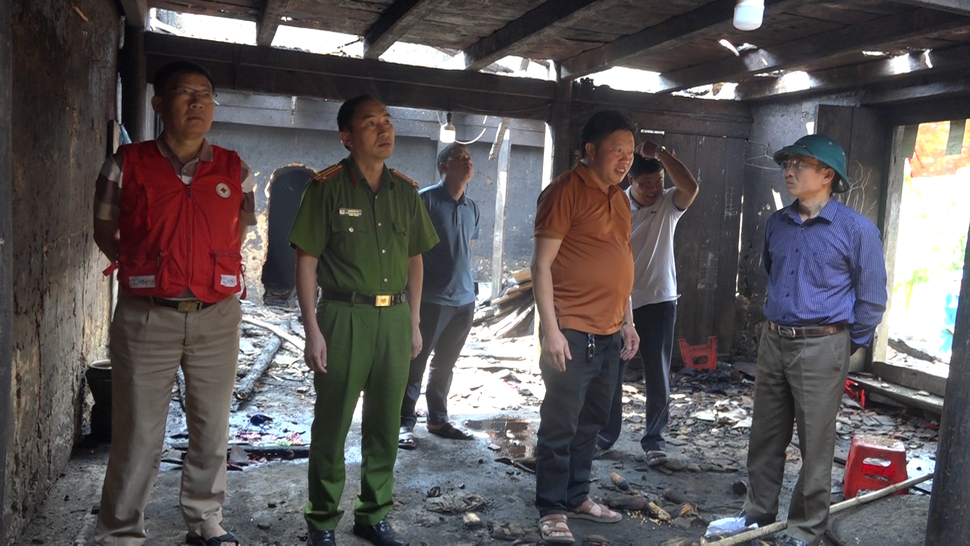 Lãnh đạo huyện Đồng Văn thăm hỏi gia đình xảy ra cháy nhà tại xã Phố Là 