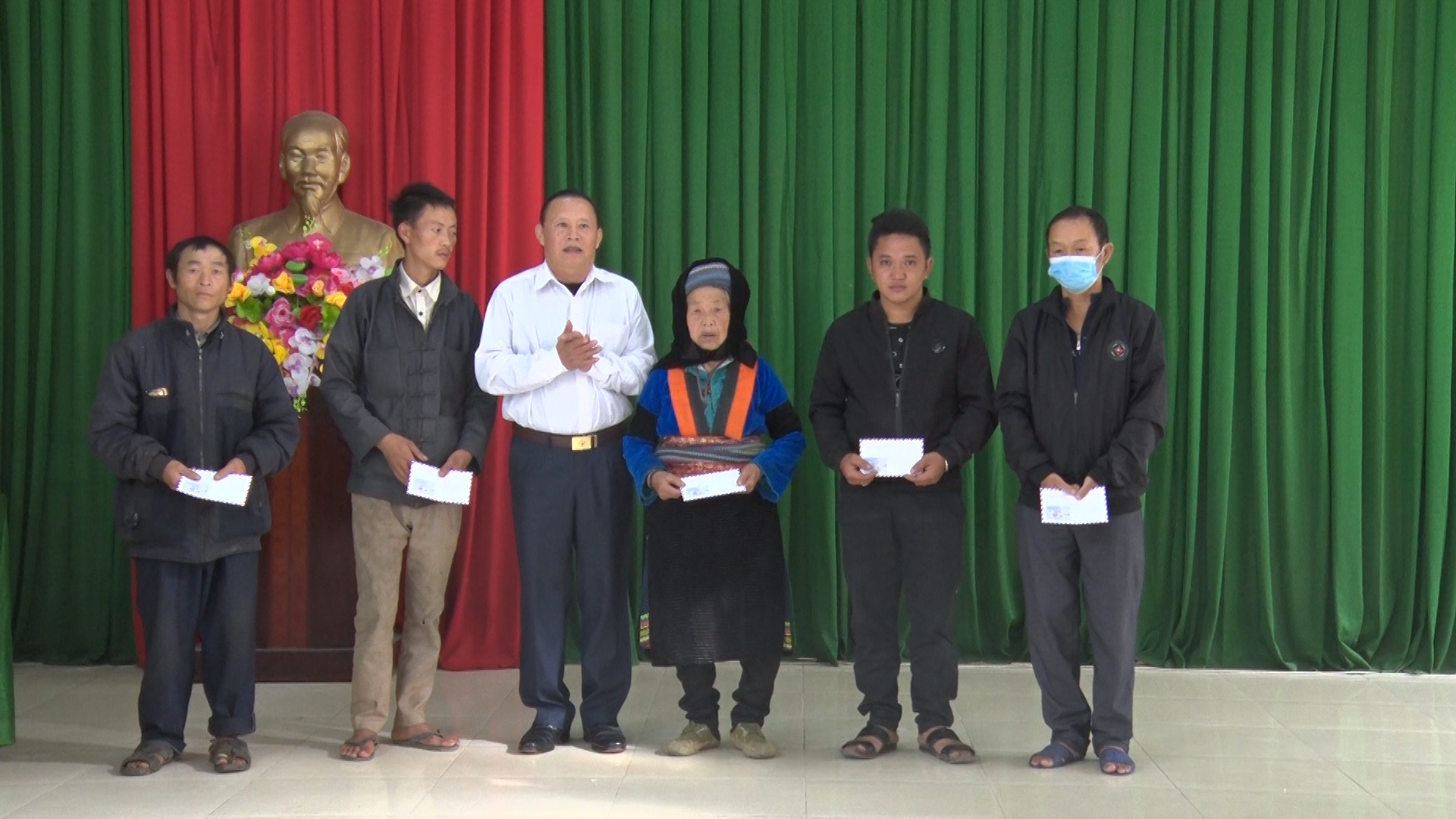 Lãnh đạo huyện Đồng Văn thăm và trao quà tại xã Sủng Là
