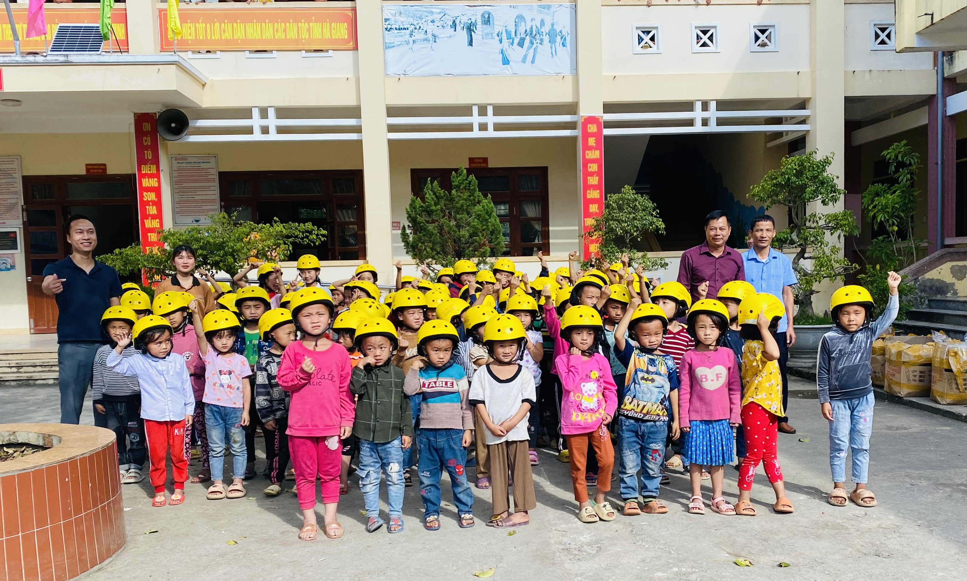 Đồng Văn: Tặng mũ bảo hiểm cho học sinh tại thị trấn Phố Bảng