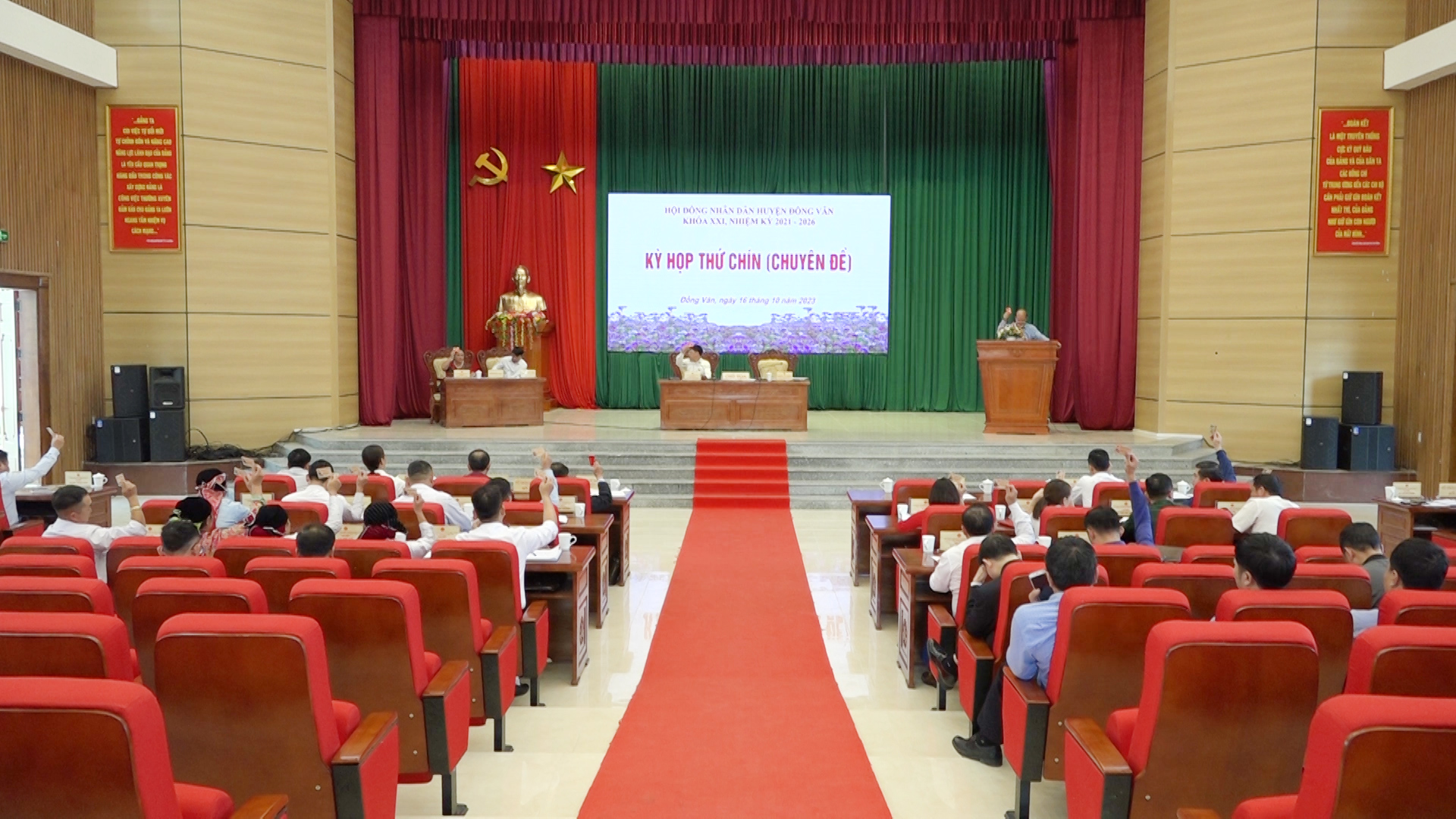 Kỳ họp thứ 9 HĐND huyện Đồng Văn