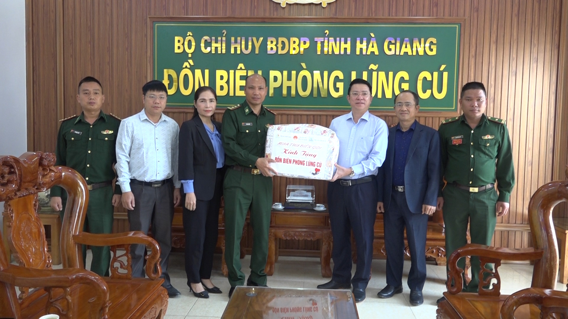 Đồng chí Trần Mạnh Lợi – Ủy viên BTV Tỉnh Ủy, Trưởng Ban Dân vận Tỉnh ủy thăm, trao tặng quà tại huyện Đồng Văn
