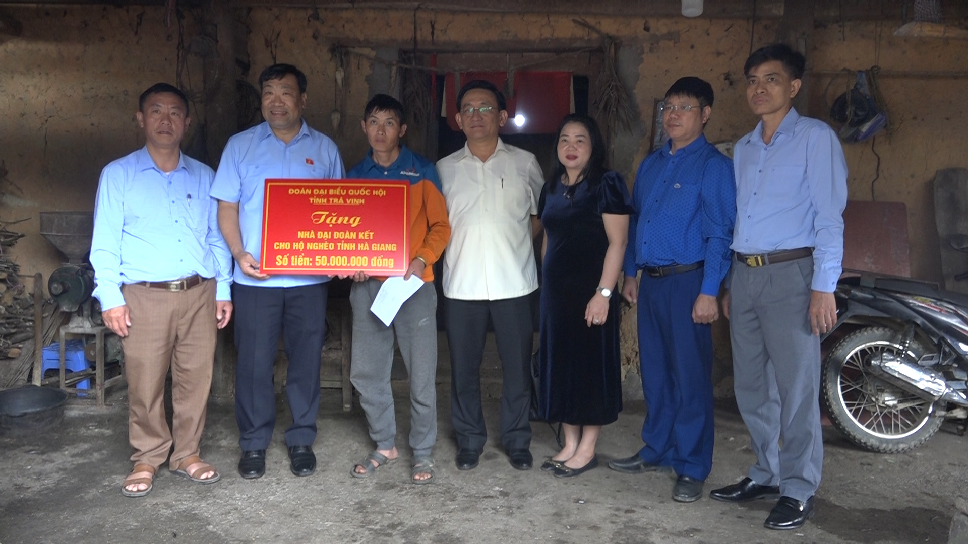 Đoàn Đại biểu Quốc hội tỉnh Trà Vinh thăm và  tặng quà tại xã Phố Cáo