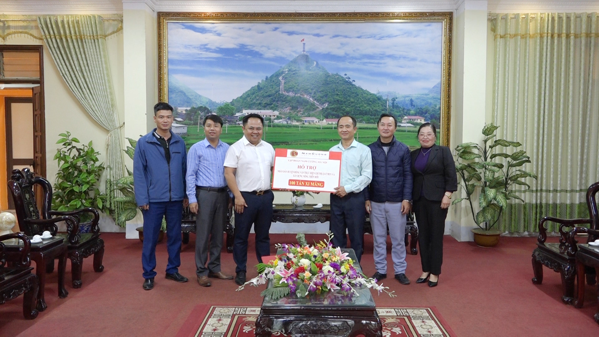 Tập đoàn Nam Cường hỗ trợ 100 tấn xi măng cho huyện Đồng Văn