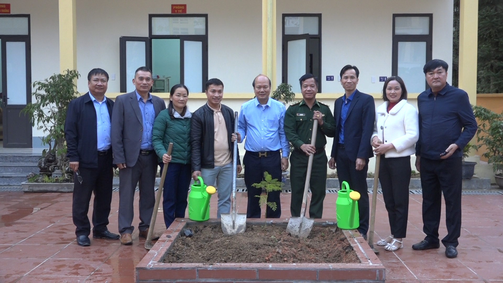 Lãnh đạo huyện Đồng Văn trồng cây tạo cảnh quan tại thị trấn Phó Bảng