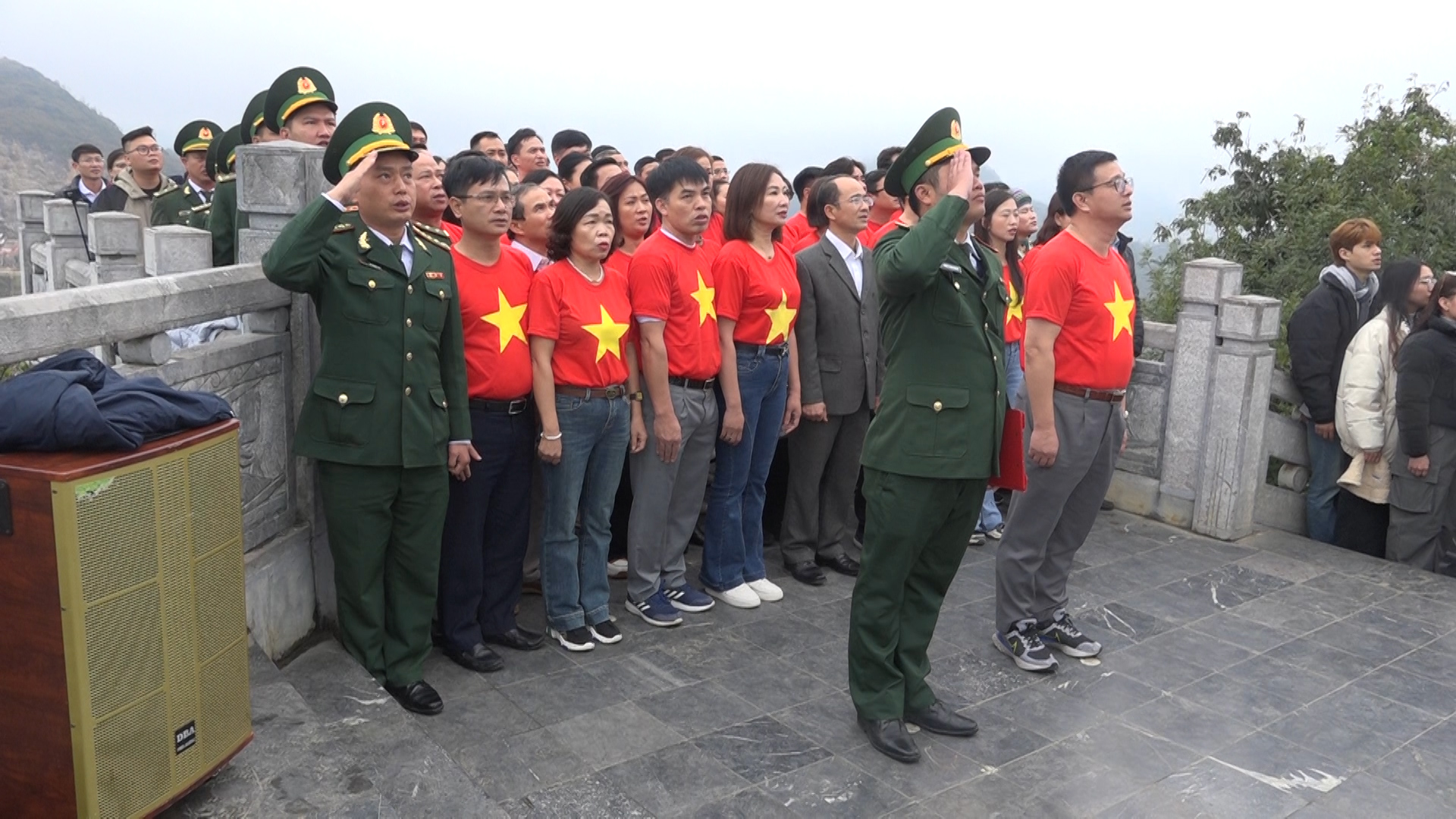 Đoàn công tác UBND huyện Thanh trì đến thăm và trao quà tại huyện Đồng Văn