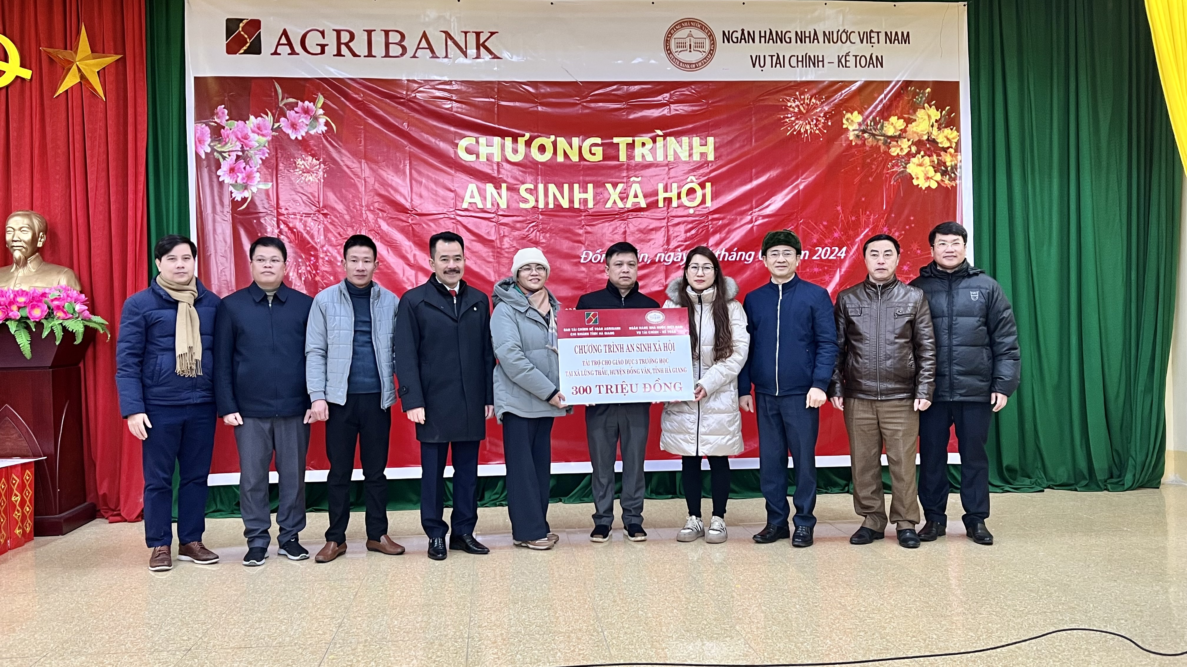 Vụ Tài chính - Kế toán Ngân hàng nhà nước Việt Nam, tặng quà liên trường xã Lũng Thầu huyện Đồng Văn