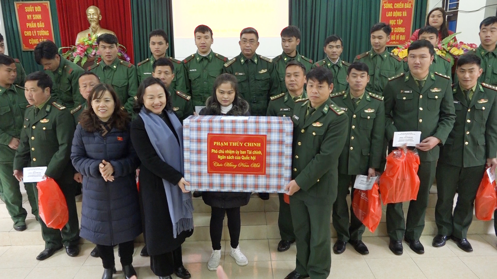 Chương trình tặng quà Tết tại huyện Đồng Văn