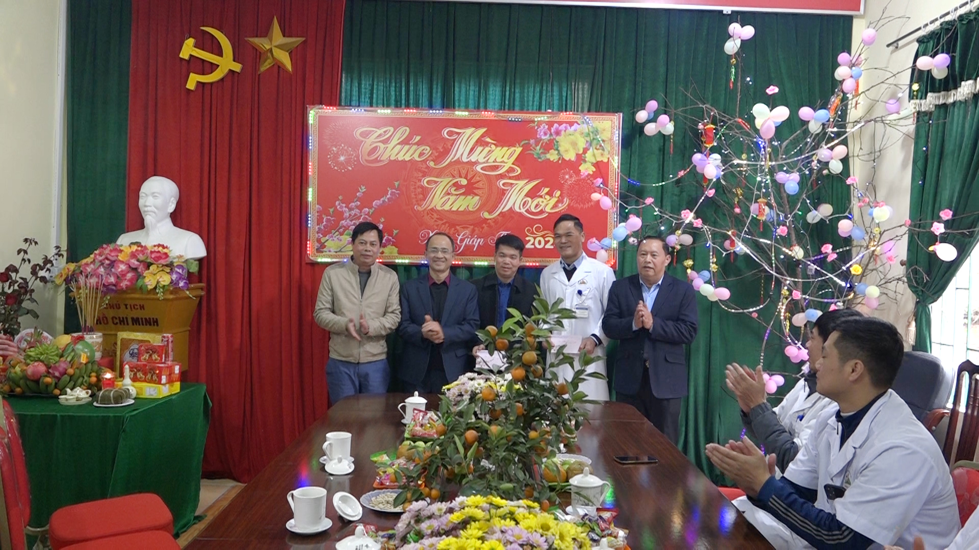 Lãnh đạo huyện Đồng Văn thăm, tặng quà bệnh nhân và y bác sĩ chiều 30 Tết