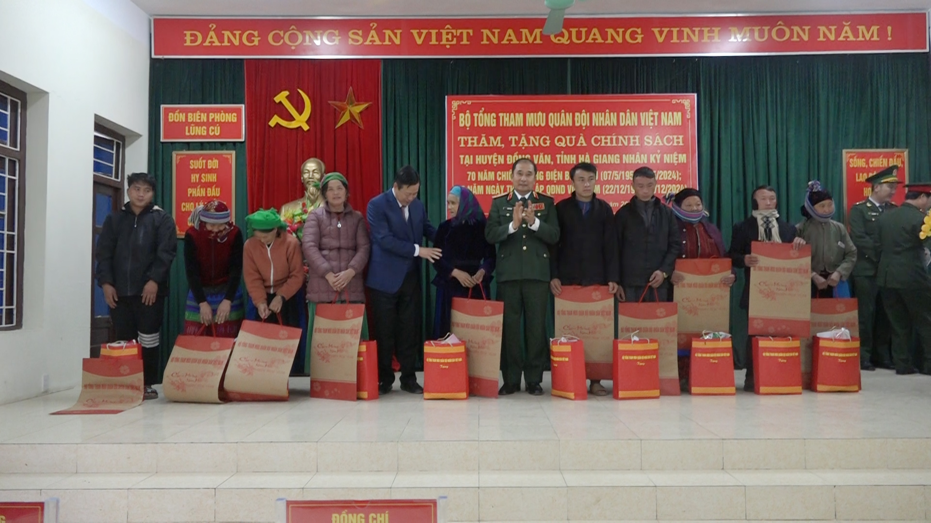 Đoàn công tác Bộ Tổng Tham mưu Quân đội Nhân dân Việt Nam dự Lễ thượng cờ và tặng quà tại Đồng Văn