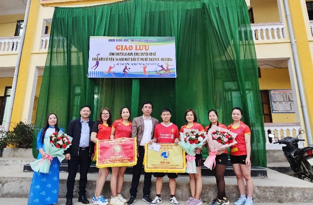 Sủng Trái giao lưu bóng chuyền giữa các xã bạn chào mừng ngày Quốc tế phụ nữ 8/3 tại xã Hố Quáng Phìn.