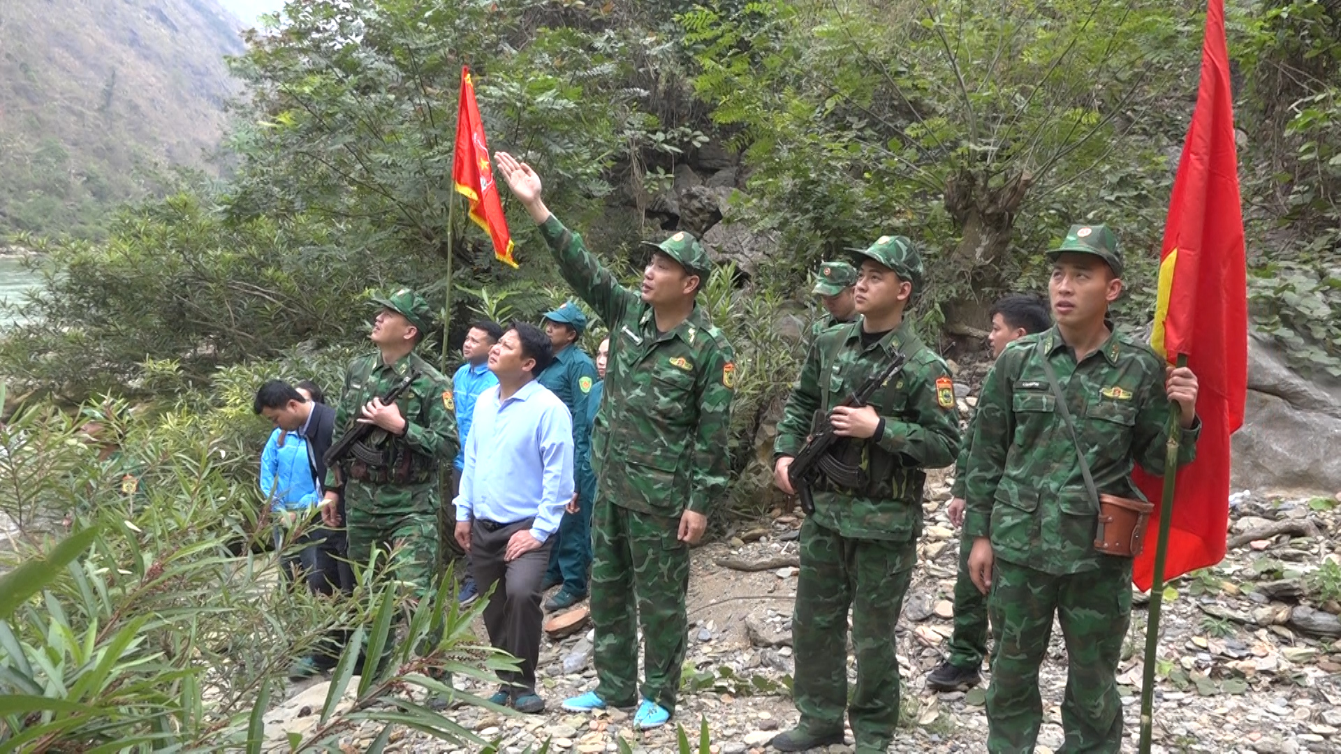 Đồn Biên phòng Đồng Văn đã phối hợp với Đoàn thanh niên thị trấn tổ chức tuần tra bảo vệ biên giới
