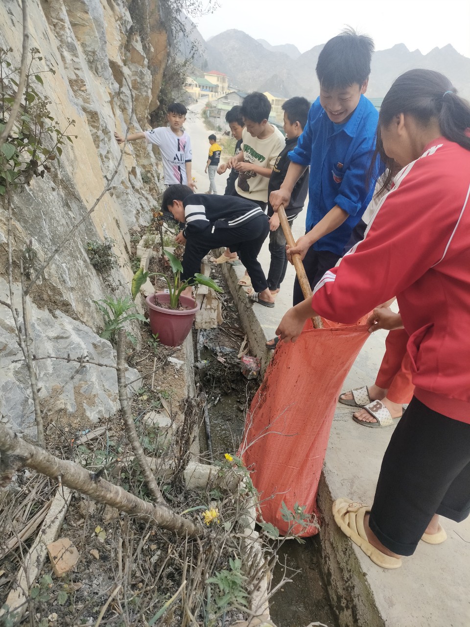 BCH Đoàn Thanh niên xã Sảng Tủng ra quân Tình nguyện chung tay xây dựng NTM và Ngày Chủ nhật xanh