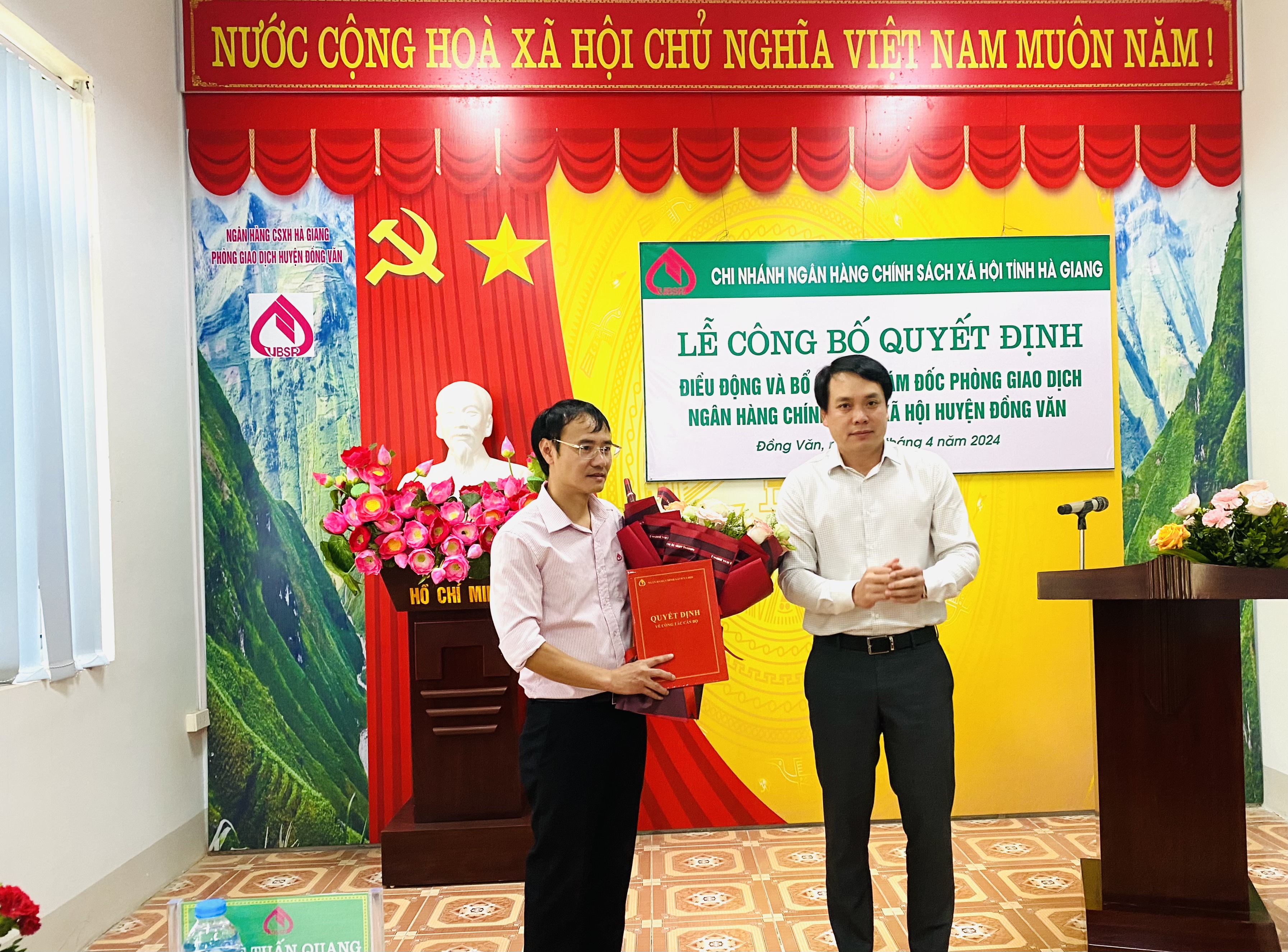 Công bố quyết quyết định bổ nhiệm Giám đốc Phòng giao dịch Ngân hàng chính sách xã hội huyện Đồng Văn