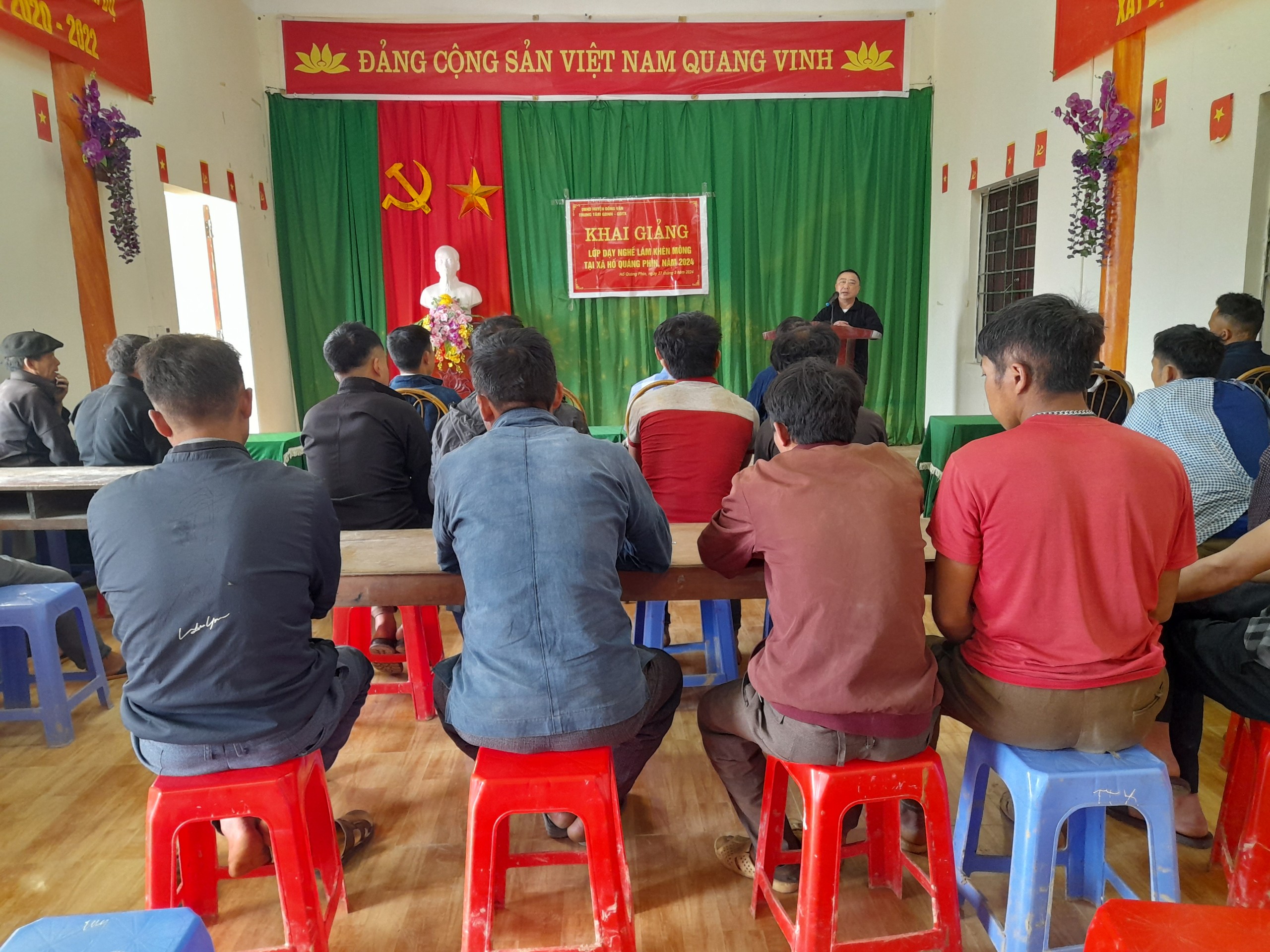 UBND xã Hố Quáng Phìn phối hợp với Trung tâm GDNN-GDTX huyện Đồng Văn tổ chức khai giảng lớp đào tạo nghề kỹ thuật làm khèn Mông cho lao động nông thôn năm 2024