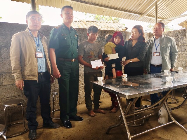 Lãnh đạo tỉnh Hà Giang cùng lãnh đạo xã thăm hỏi, tặng quà cho hộ gia đình bị thiên tai có 1 trẻ tử vong