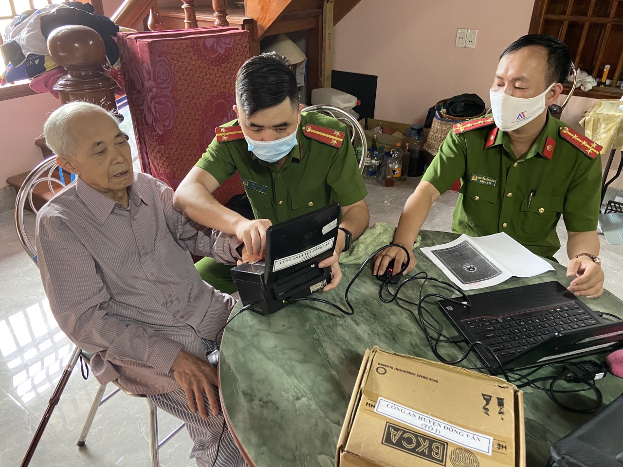 Thực hiện Dự án sản xuất, cấp và quản lý thẻ Căn cước công dân trên địa bàn huyện Đồng Văn