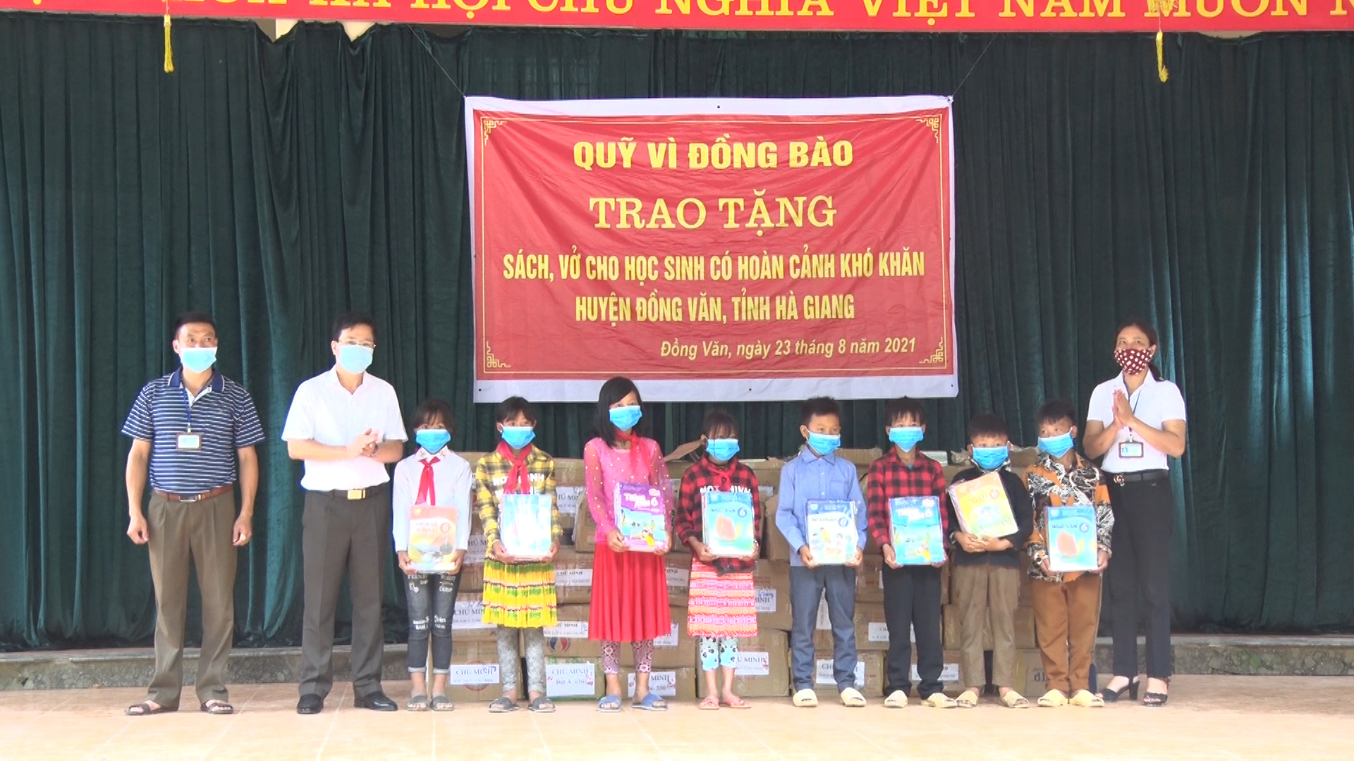 Đồng chí Trần Quang Minh - Ủy viên BTV Tỉnh ủy, chủ nhiệm UBKT tỉnh ủy  tặng sách,vở cho học sinh nghèo có hoàn cảnh khó khăn của trường PTDTBTTH&THCS xã Tả Lủng huyện Đồng Văn.