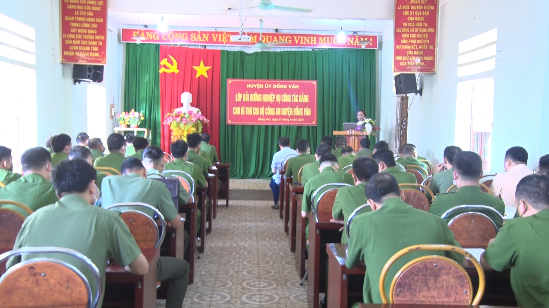 Lớp bồi dưỡng nghiệp vụ công tác Đảng cho Bí thư chi bộ trong lực lượng Công an huyện Đồng Văn