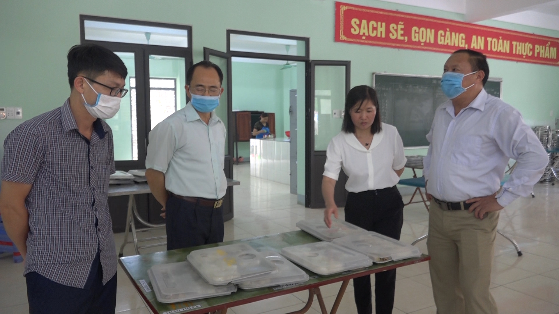 Lãnh đạo huyện Đồng Văn kiểm tra công tác chuẩn bị cho năm học mới 2021 - 2022