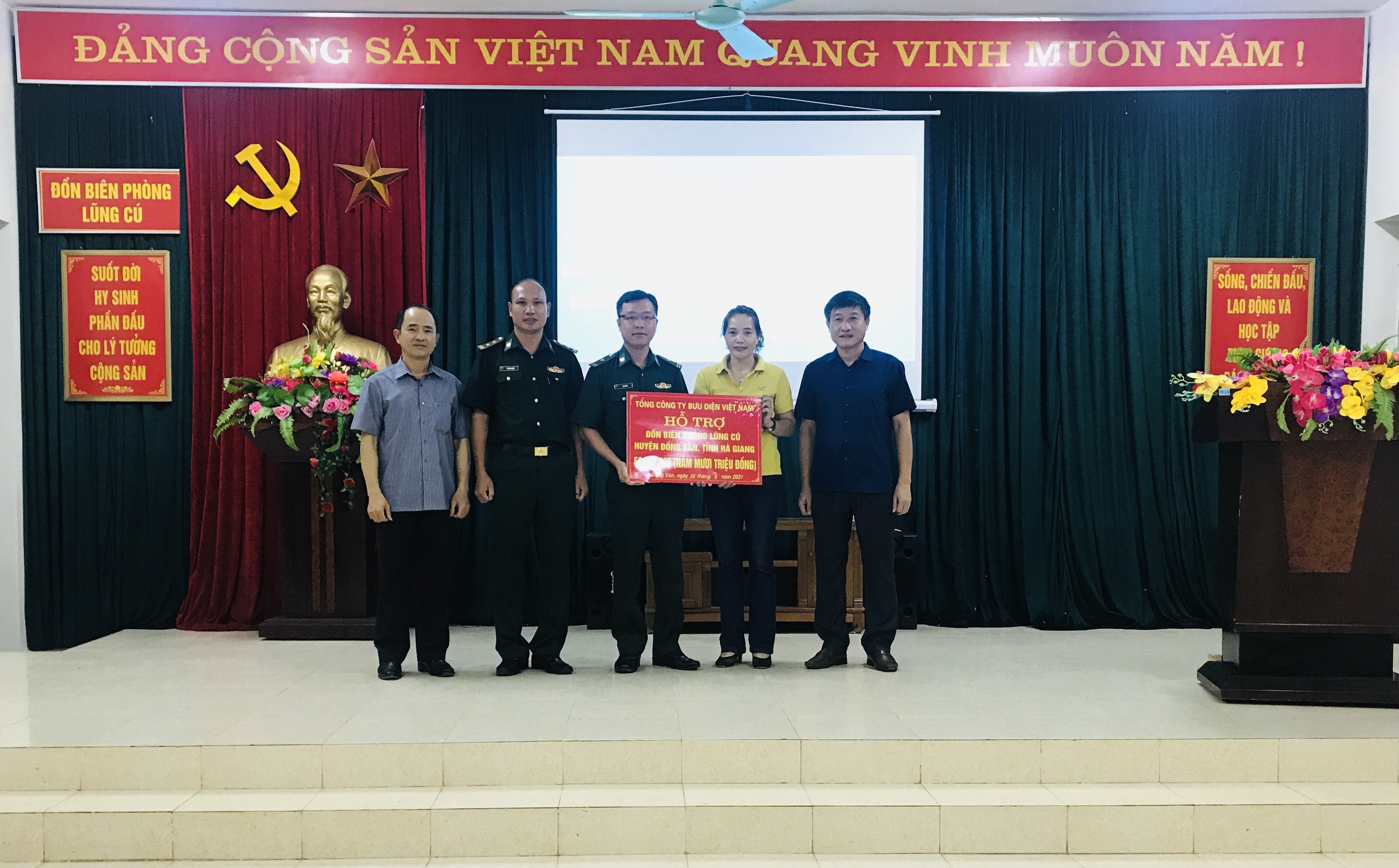 Bưu điện Tỉnh trao 50 triệu đồng cho “Con nuôi Đồn biên phòng” Lũng Cú huyện Đồng Văn