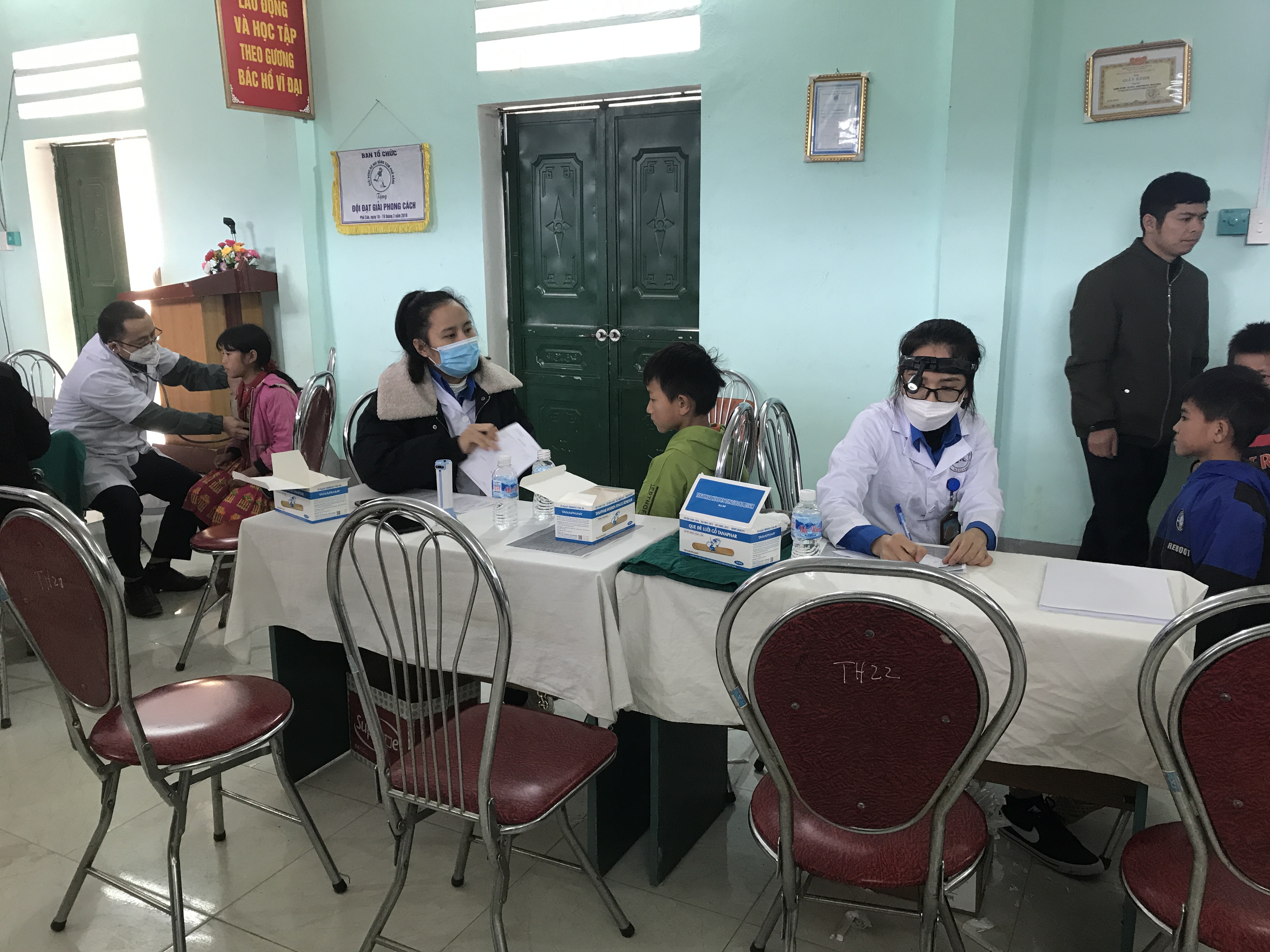 Bệnh viện Đa khoa Tỉnh khám, phát thuốc miễn phí cho học sinh tại Đồng Văn
