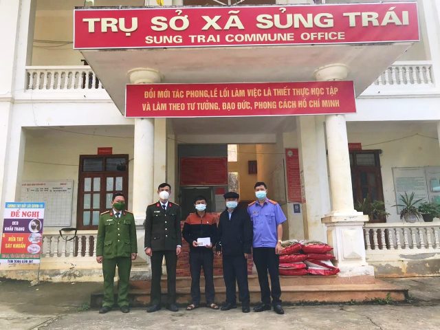 Lãnh đạo huyện Đồng Văn thăm, tặng quà cho các khu vực cách ly tập trung tại xã Sủng Trái.