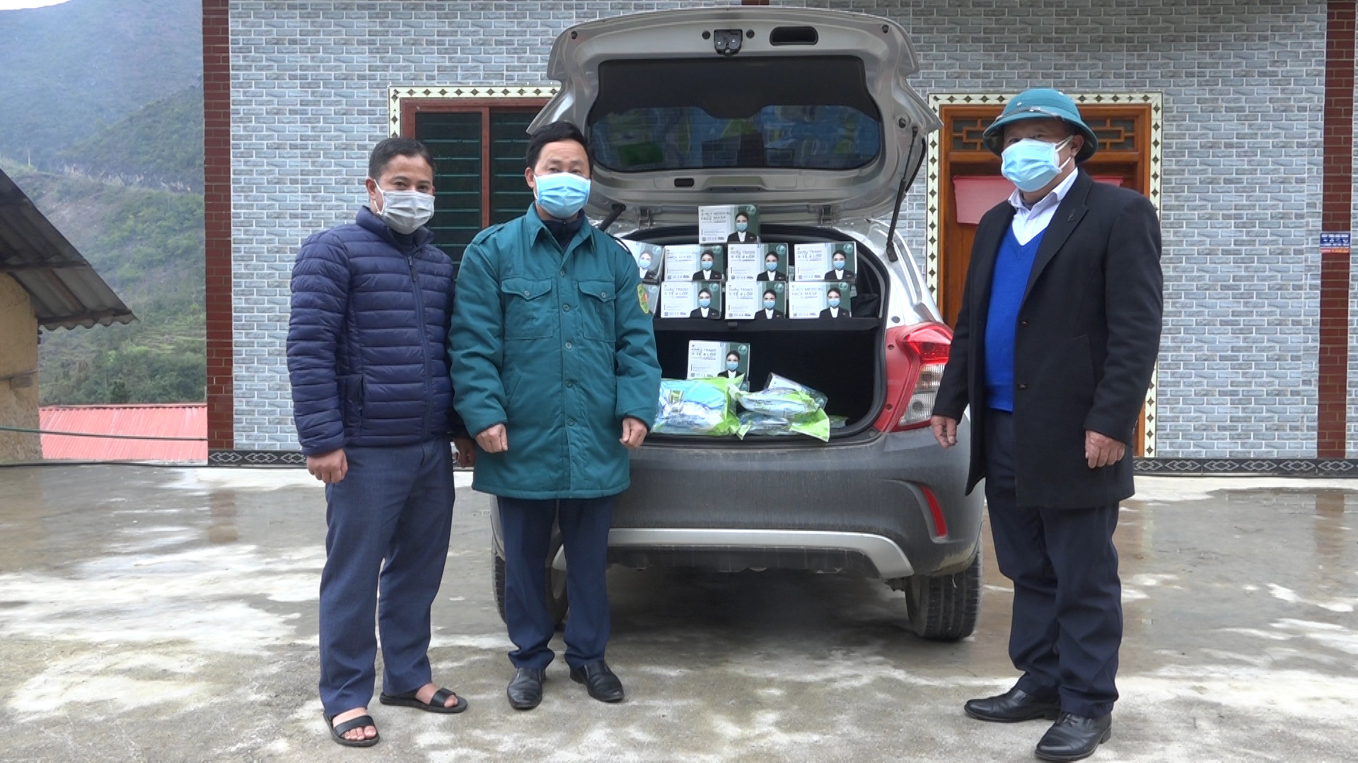 Đồng chí Ly Mí Vàng - PBT Huyện ủy kiểm tra công tác đảm bảo phòng, chống dịch bệnh tại khu cách ly xã Sủng Là