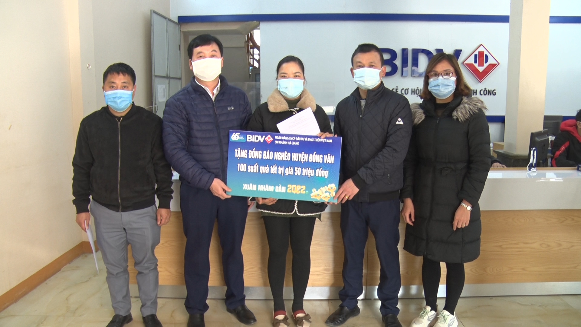 Phòng giao dịch BIDV Đồng Văn tặng quà tết cho người nghèo dịp Xuân Nhâm Dần