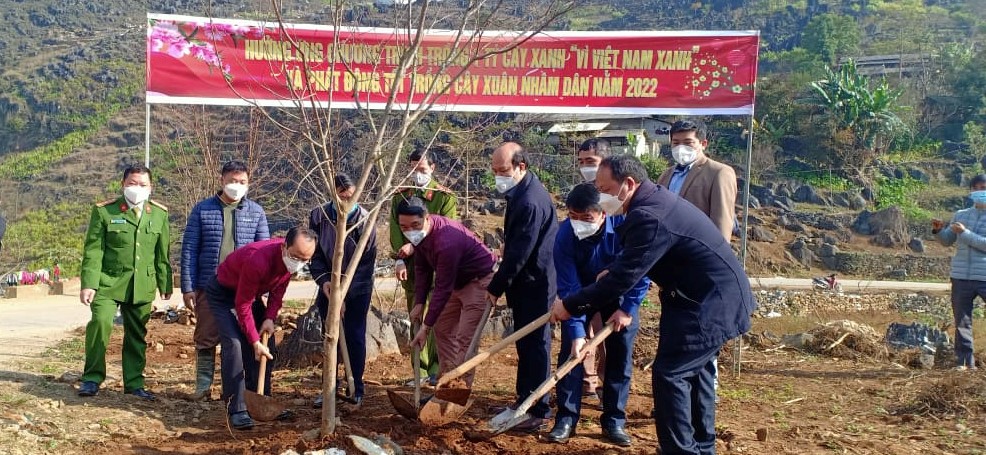 Lãnh đạo huyện Đồng Văn hưởng ứng chương trình trồng 1 tỷ cây xanh