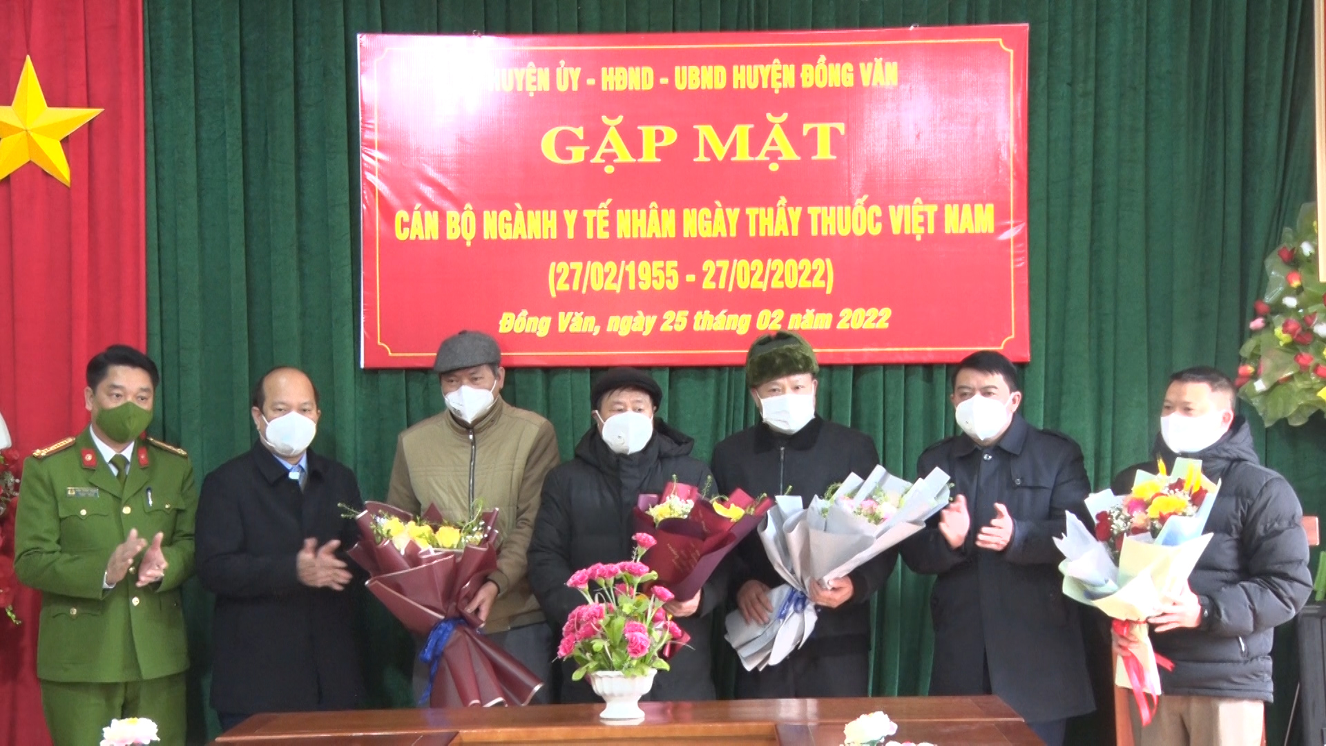 Lãnh đạo huyện Đồng Văn gặp mặt và chúc mừng các cán bộ ngành Y tế nhân dịp ngày thầy thuốc Việt nam