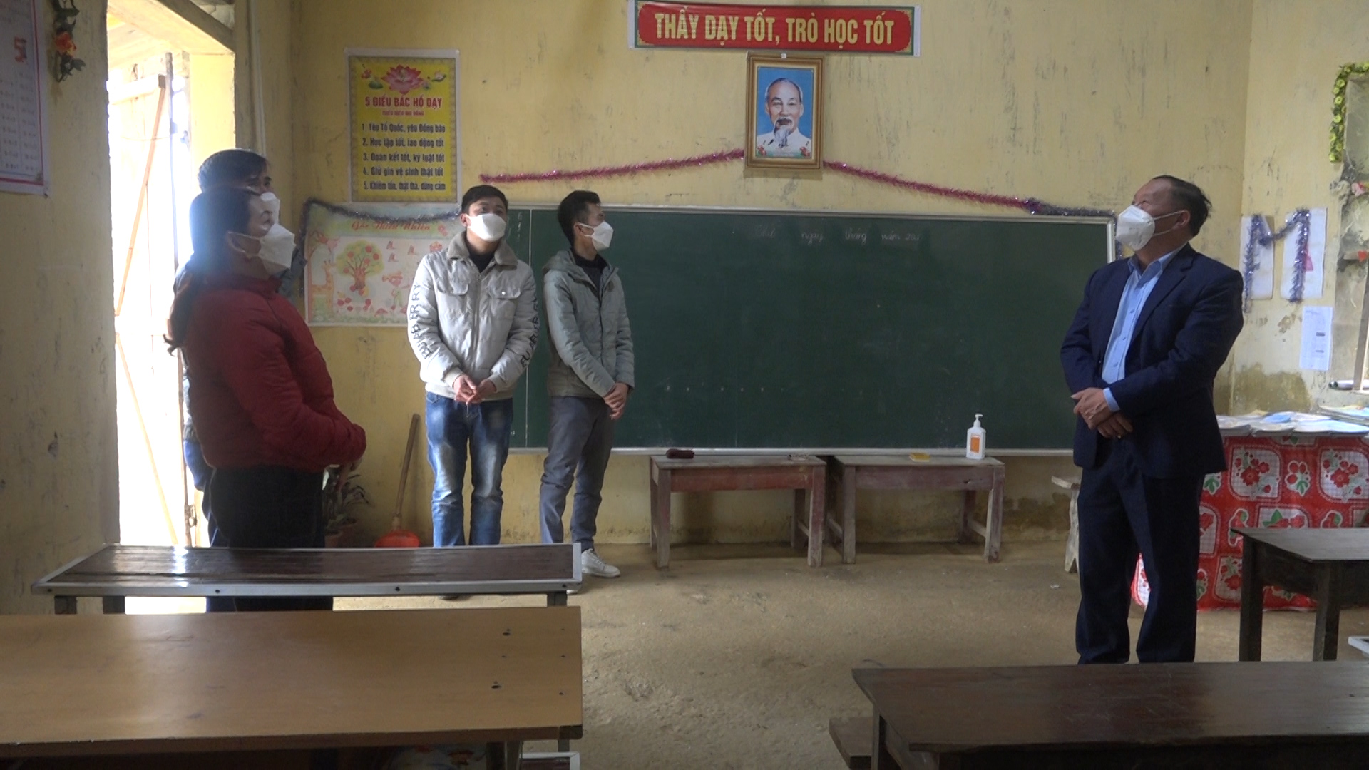 Lãnh đạo huyện Đồng Văn kiểm tra tình hình dạy lớp học ghép trên địa bàn xã Vần Chải
