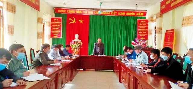 Đồng chí Ly Mí Vàng - Phó Bí thư Thường trực Huyện ủy kiểm tra sắp xếp lại các lớp học ghép tại xã Sủng Trái