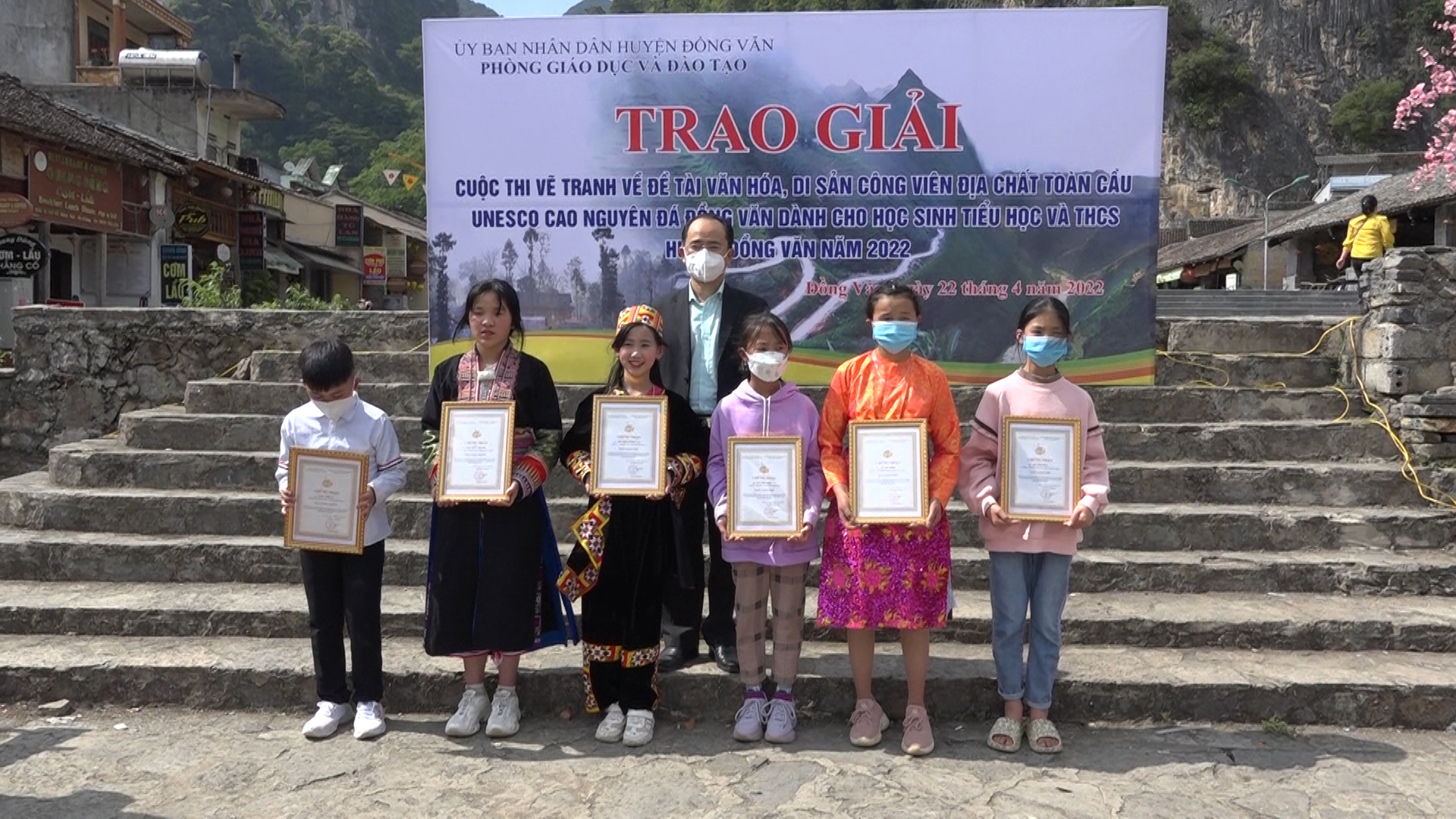 Trao giải Cuộc thi vẽ tranh về Đề tài văn hóa, di sản Công viên địa chất toàn cầu UNESCO Cao nguyên đá Đồng Văn dành cho học sinh Tiểu học và THCS huyện Đồng Văn