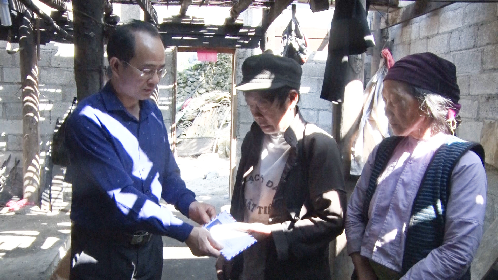 Lãnh đạo huyện Đồng Văn thăm và tặng quà gia đình bị thiệt hại do hỏa hoạn