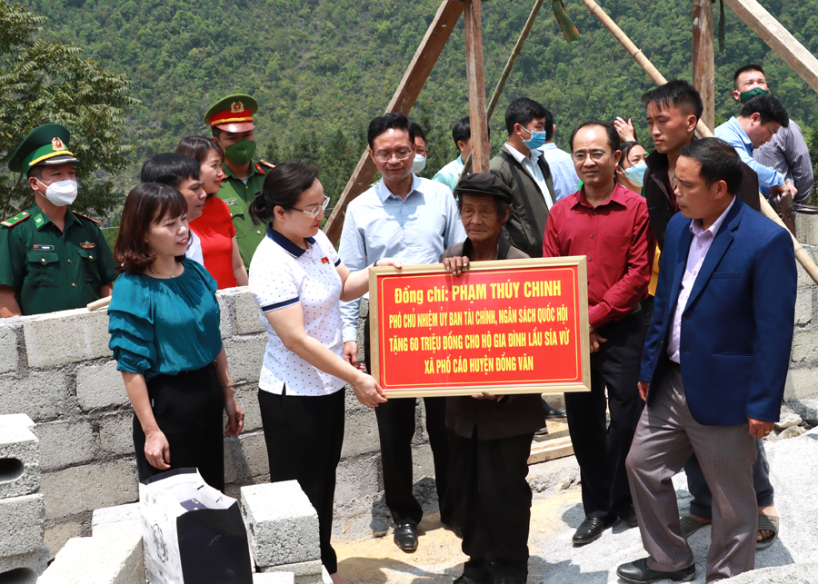 Lãnh đạo Ủy ban Tài chính – Ngân sách Quốc hội trao kinh phí xóa nhà tạm tại xã Phố Cáo