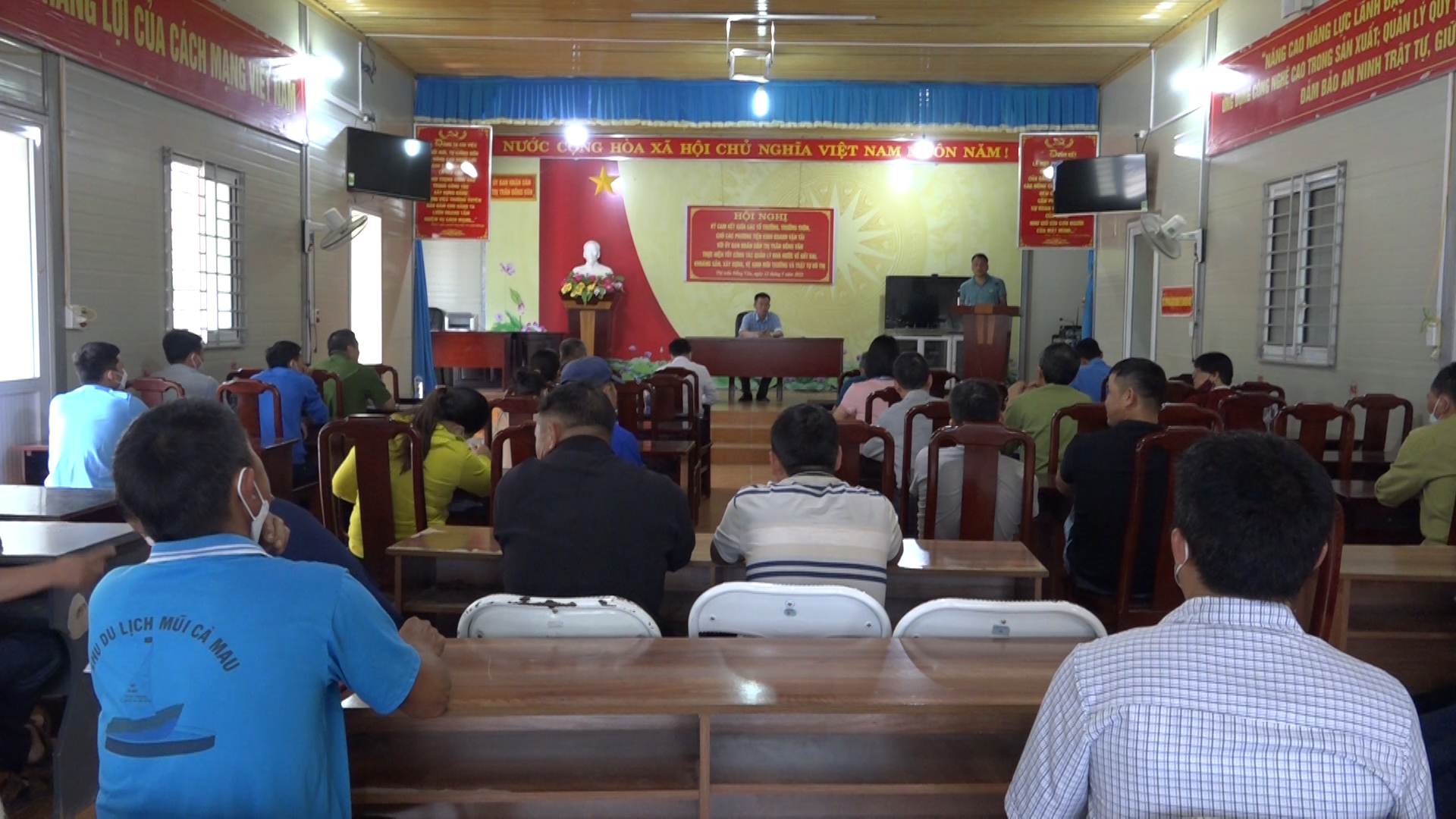 UBND thị trấn Đồng Văn tổ chức Hội nghị ký cam kết về thực hiện công tác quản lý nhà nước