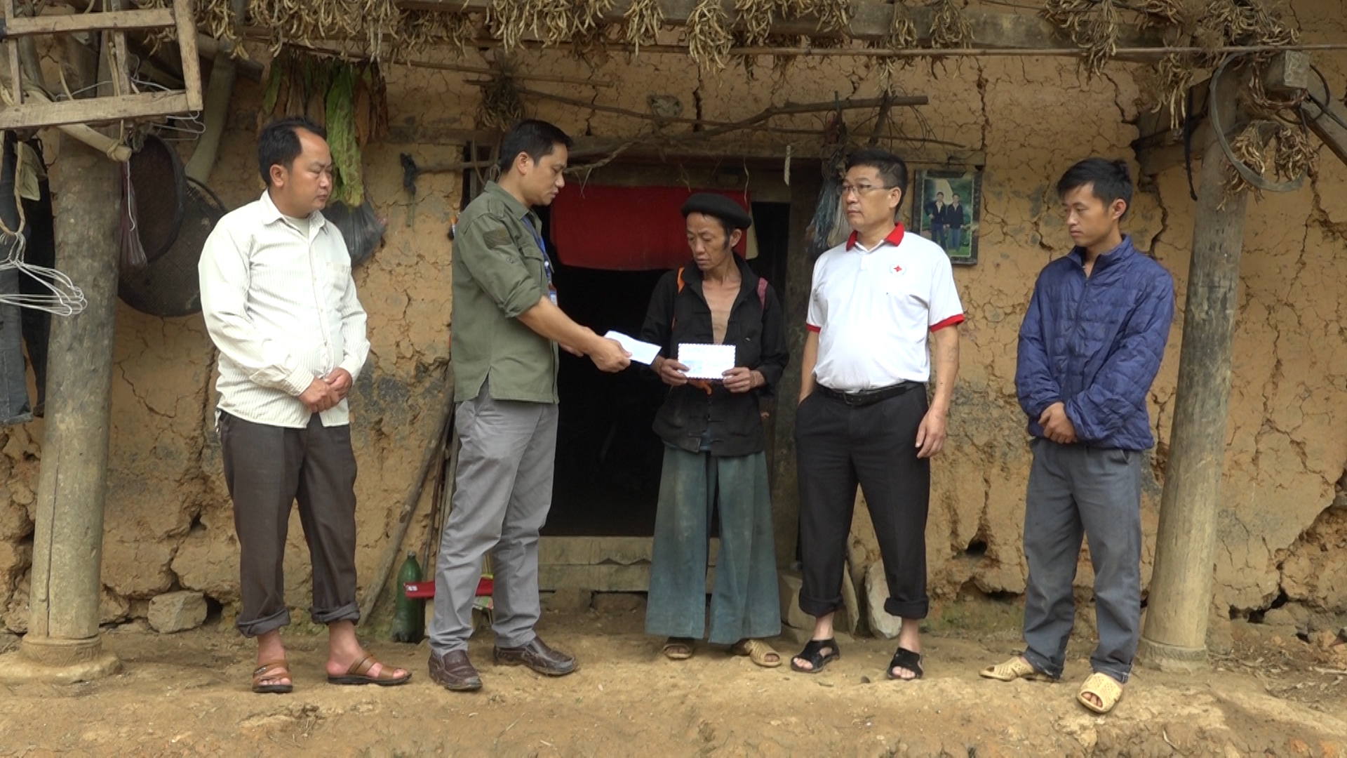 Hội Chữ Thập đỏ huyện Đồng Văn thăm và tặng quà hộ gia đình bị thiệt hại do mưa lớn tại thôn Má Tìa
