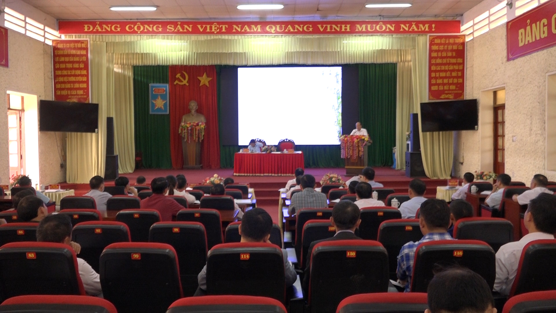Huyện Đồng Văn tổ chức Hội nghị sơ kết 06 tháng đầu năm chương trình cải tạo vườn tạp, xây dựng nông thôn mới và xóa bỏ hủ tục lạc hậu