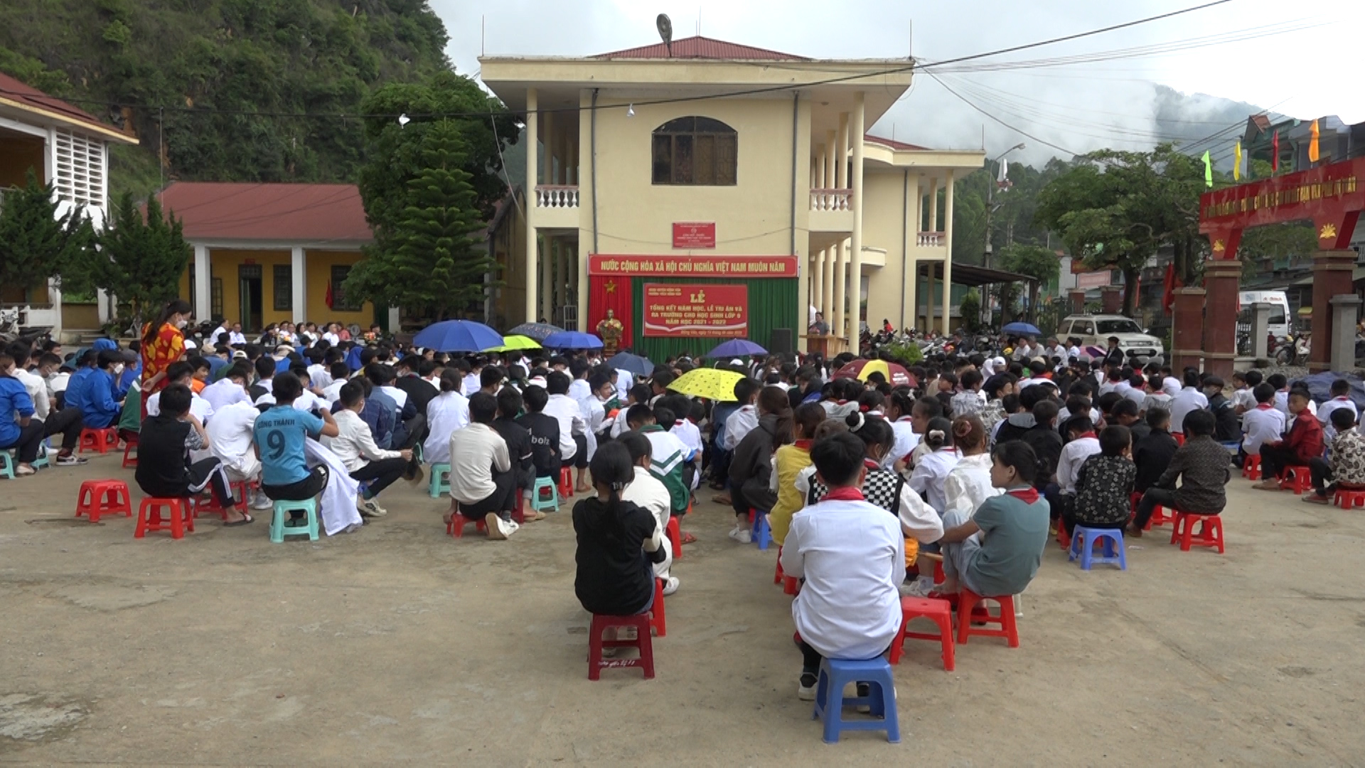 Trường THCS huyện Đồng Văn tổ chức Lễ tổng kết năm học và Lễ tri ân trưởng thành cho các em học sinh lớp 9