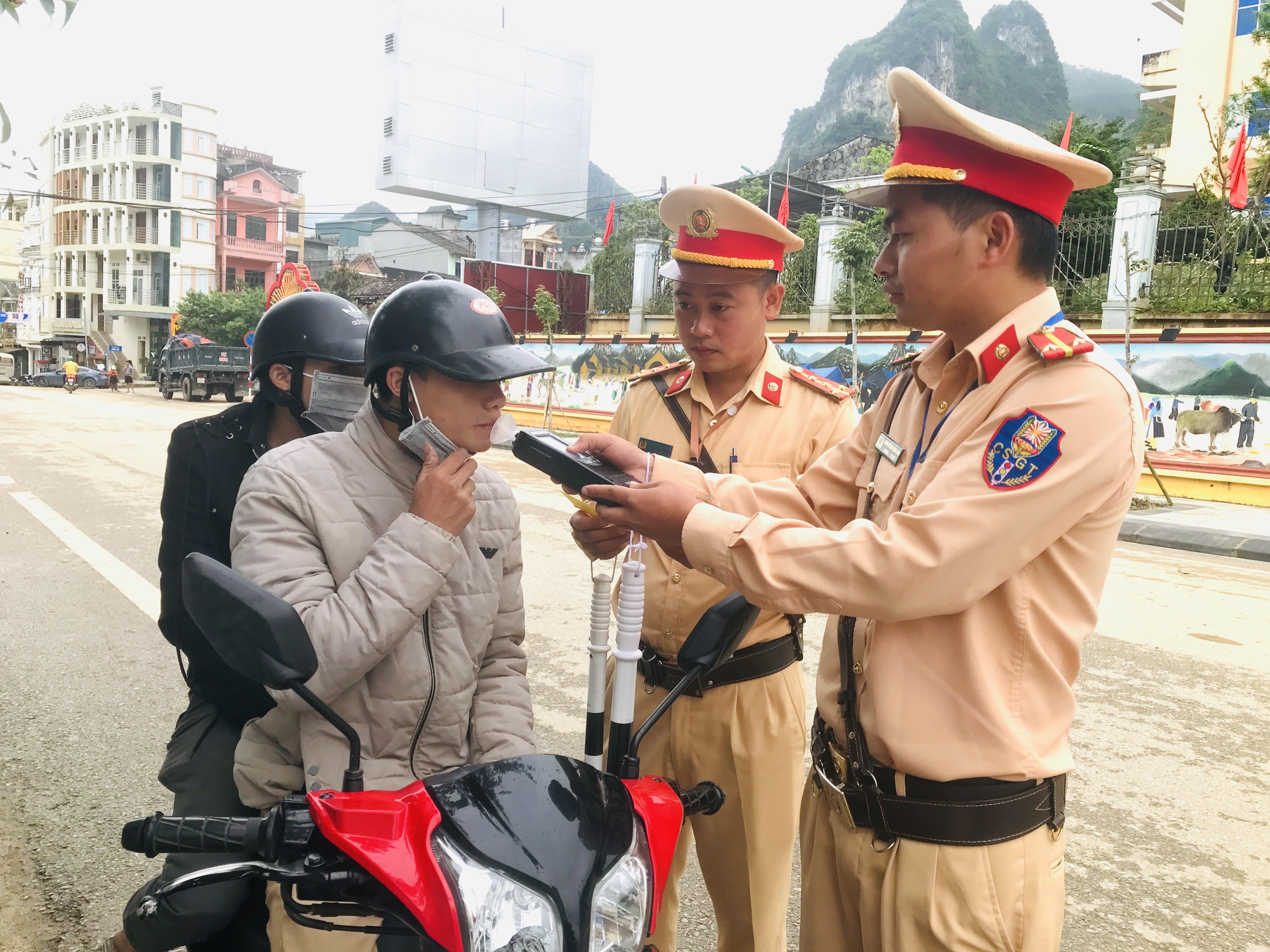 Công an huyện Đồng Văn ra quân cao điểm, xử lý hành vi vi phạm an toàn giao thông