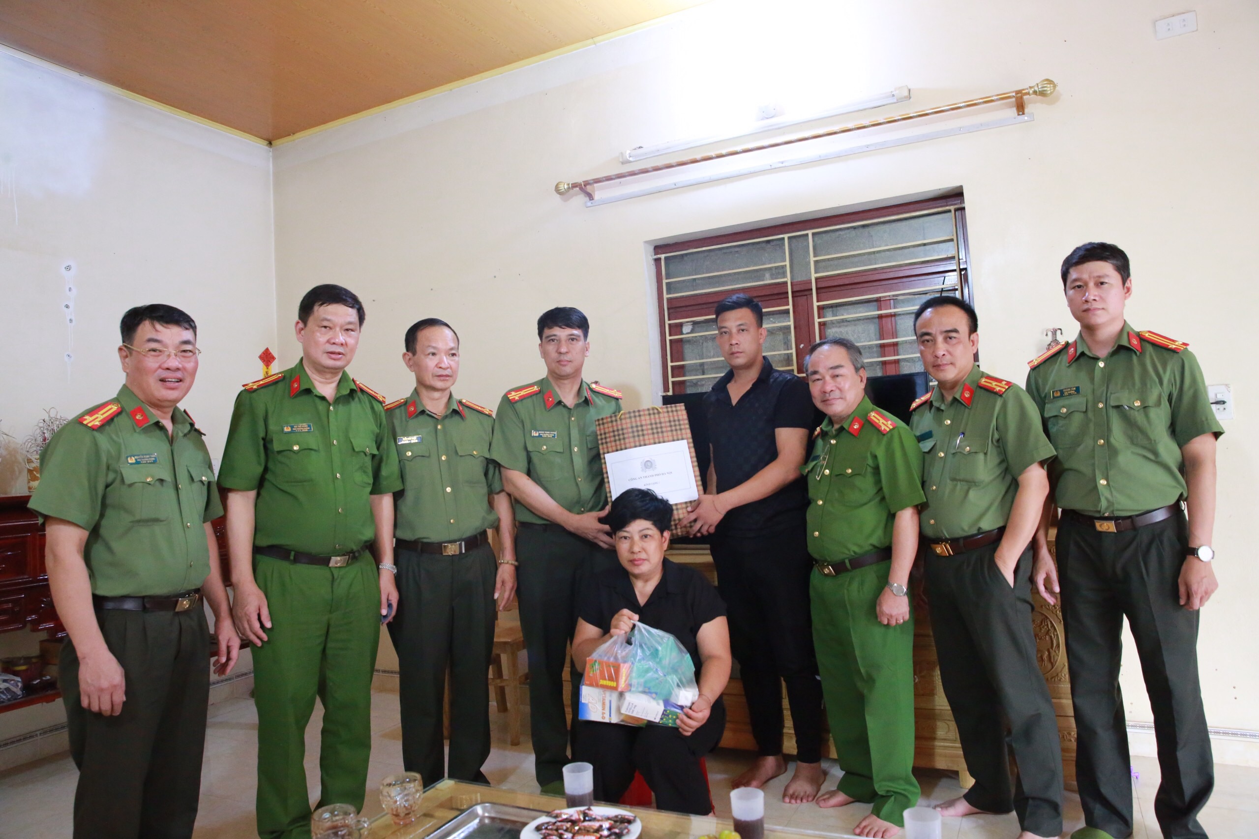 Đoàn công tác về nguồn Công an Thành phố Hà Nội tặng quà nhân ngày thương binh liệt sỹ
