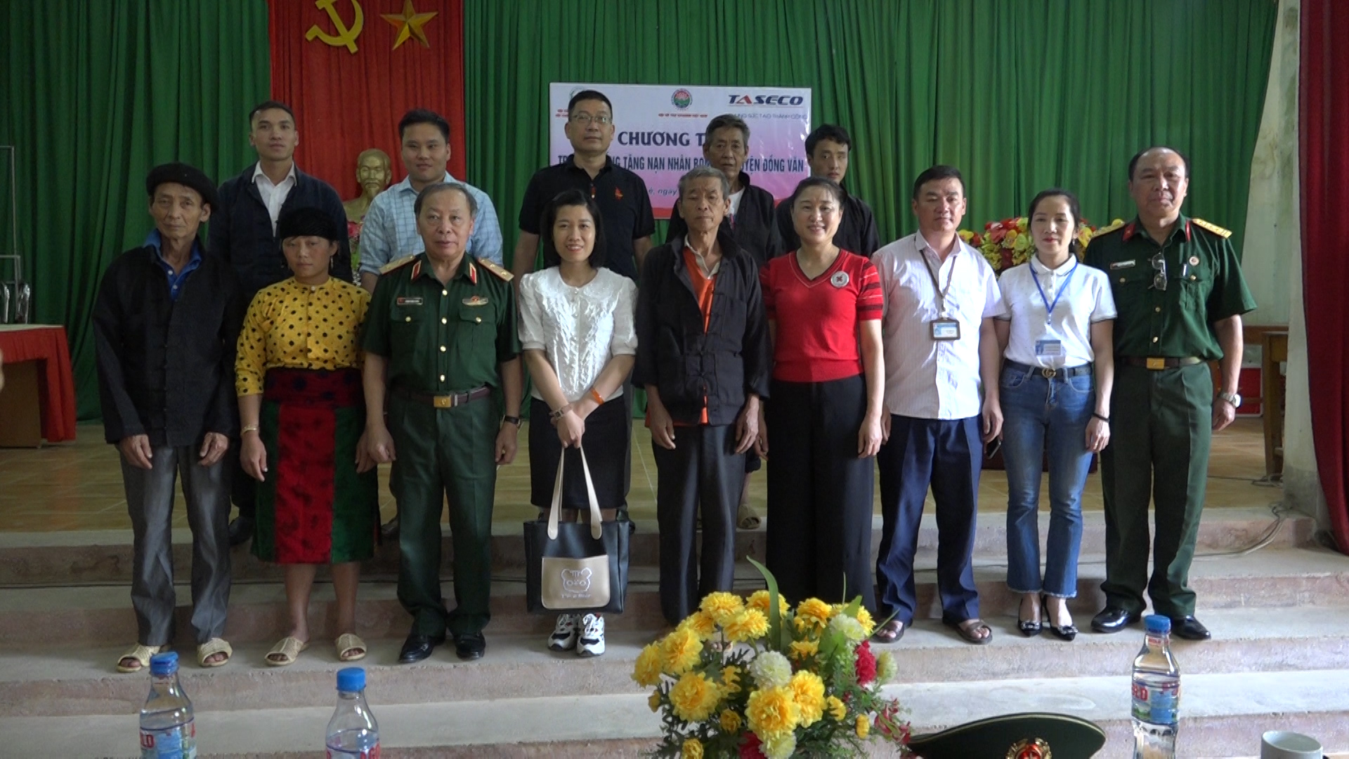 Hội hỗ trợ khắc phục hậu quả bom mìn Việt Nam trao quà tại xã Má Lé