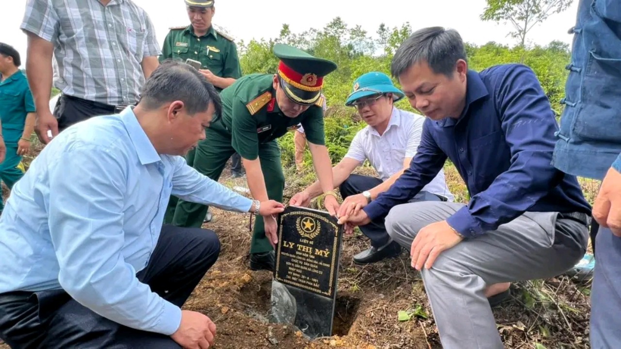 Lãnh đạo huyện Đồng Văn tưởng niệm anh hùng liệt sĩ, tri ân gia đình chính sách tại xã Lũng Cú