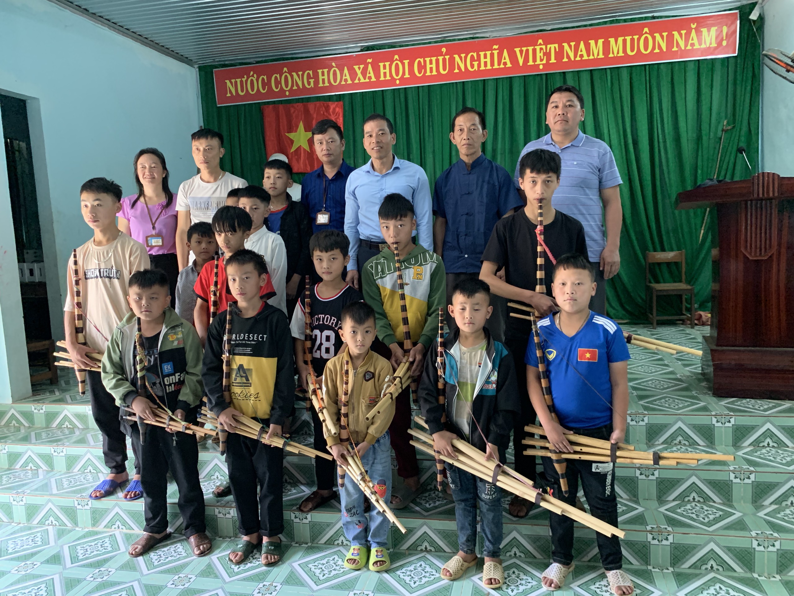 ­­­­Thế hệ trẻ tiếp nối tiếng khèn Mông ở Đồng Văn