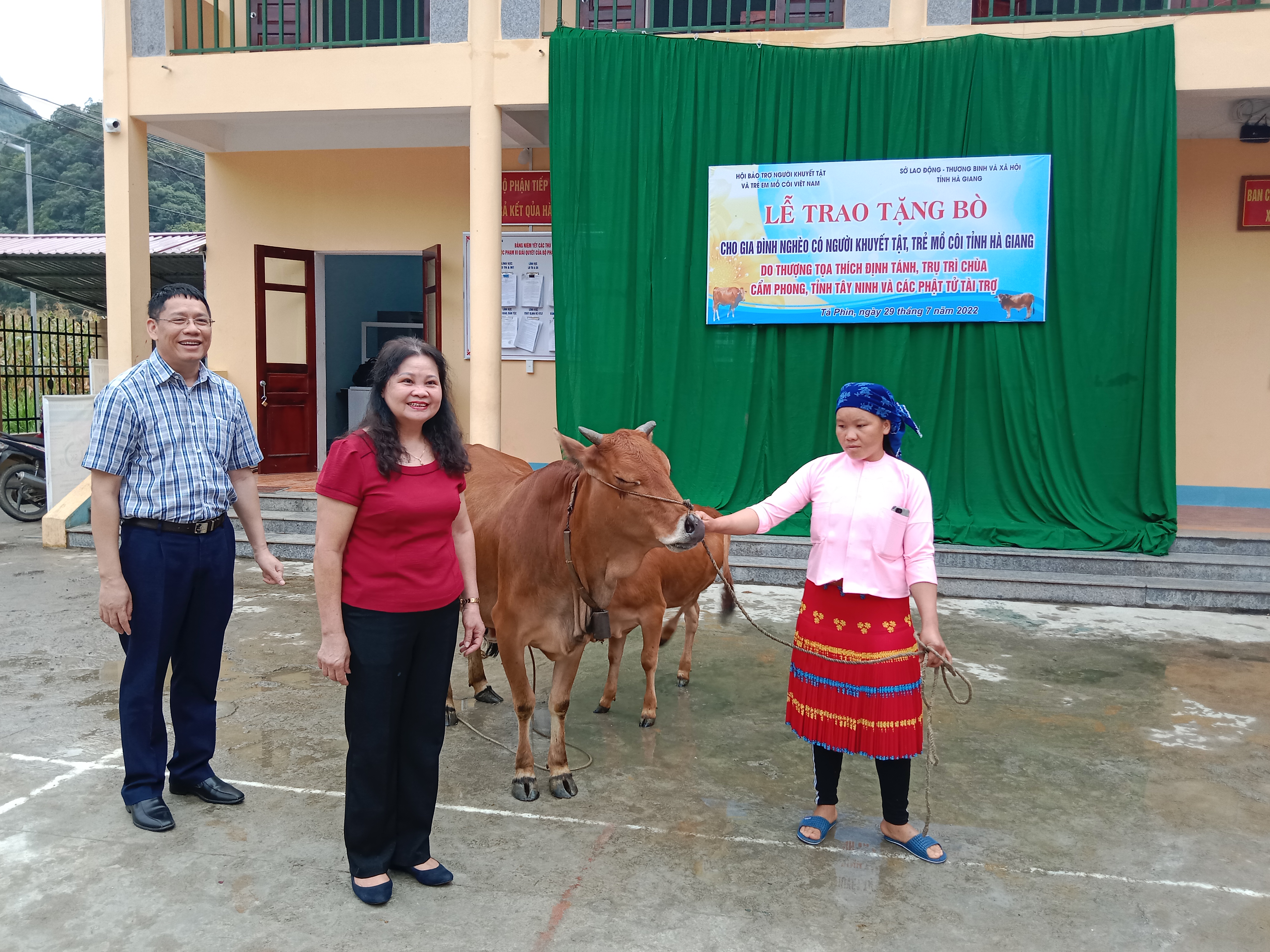 Hội bảo trợ người khuyết tật và trẻ em mồ côi Việt Nam trao tặng bò sinh sản  cho hộ nghèo có người khuyết tật và trẻ mồ côi tại huyện Đồng Văn   