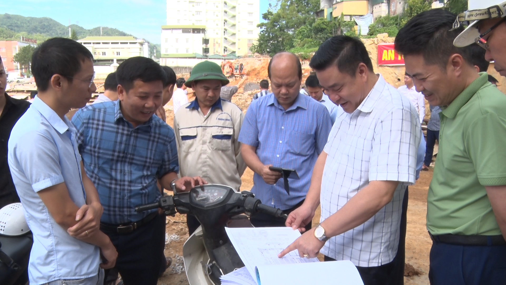 Đồng chí Hoàng Gia Long, UVBTV Tỉnh ủy, PCT TT UBND tỉnh kiểm tra, làm việc tại huyện Đồng Văn