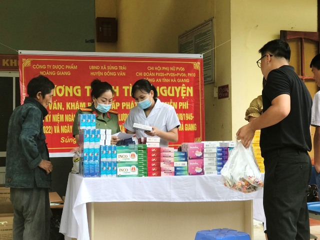 Chi đoàn Công an tỉnh Hà Giang tổ chức tình nguyện hè, khám chữa bệnh miễn phí cho nhân dân xã Sủng Trái
