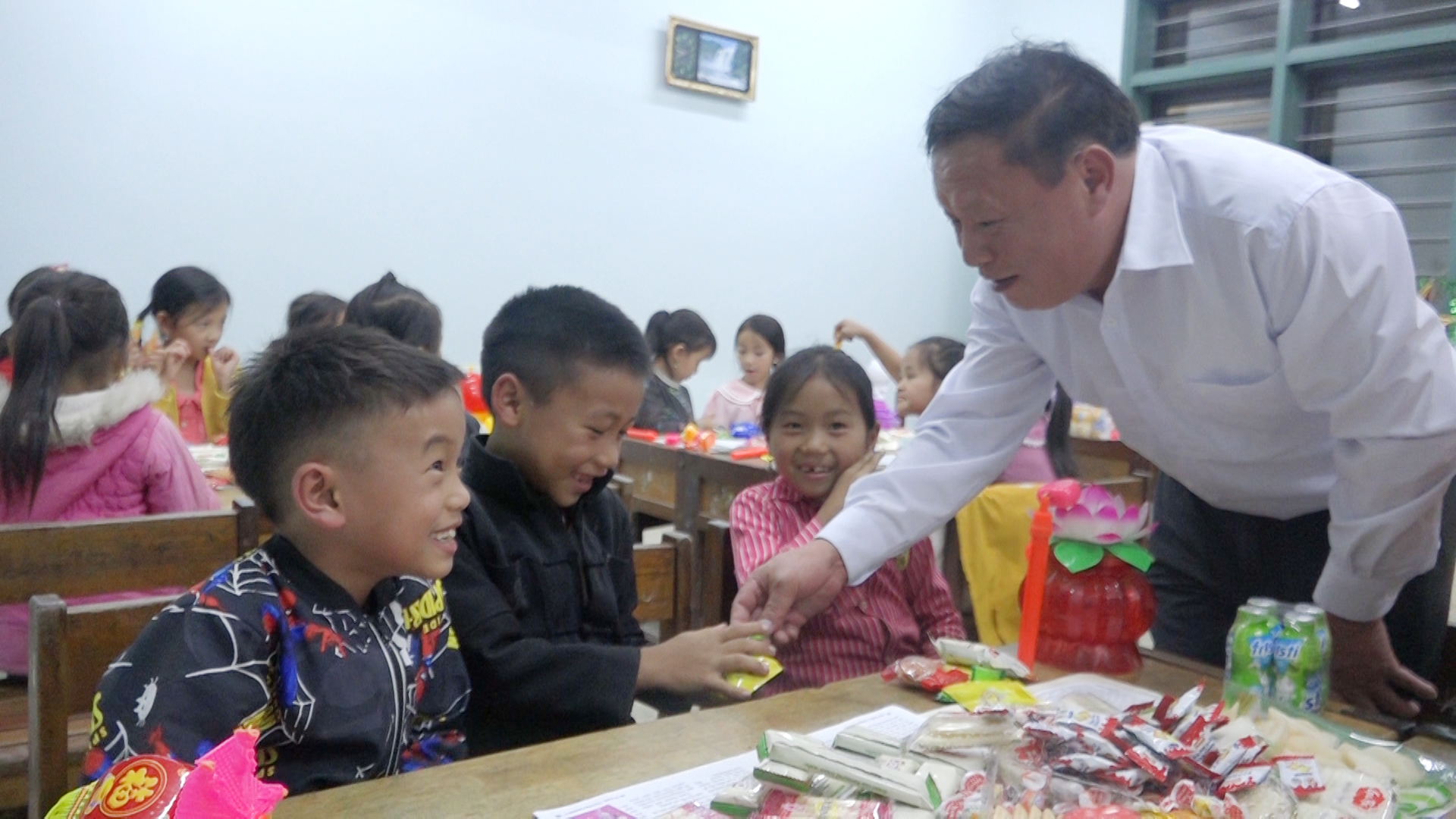 Đồng chí Ly Mí Vàng thăm và tặng quà liên trường xã Sà Phìn nhân dịp Tết Trung Thu 2022