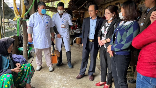 Công đoàn Văn phòng HĐND, UBND huyện Đồng Văn, phối hợp với Bệnh viện đa khoa huyện tổ chức thăm, khám chữa bệnh cho người cao tuổi.